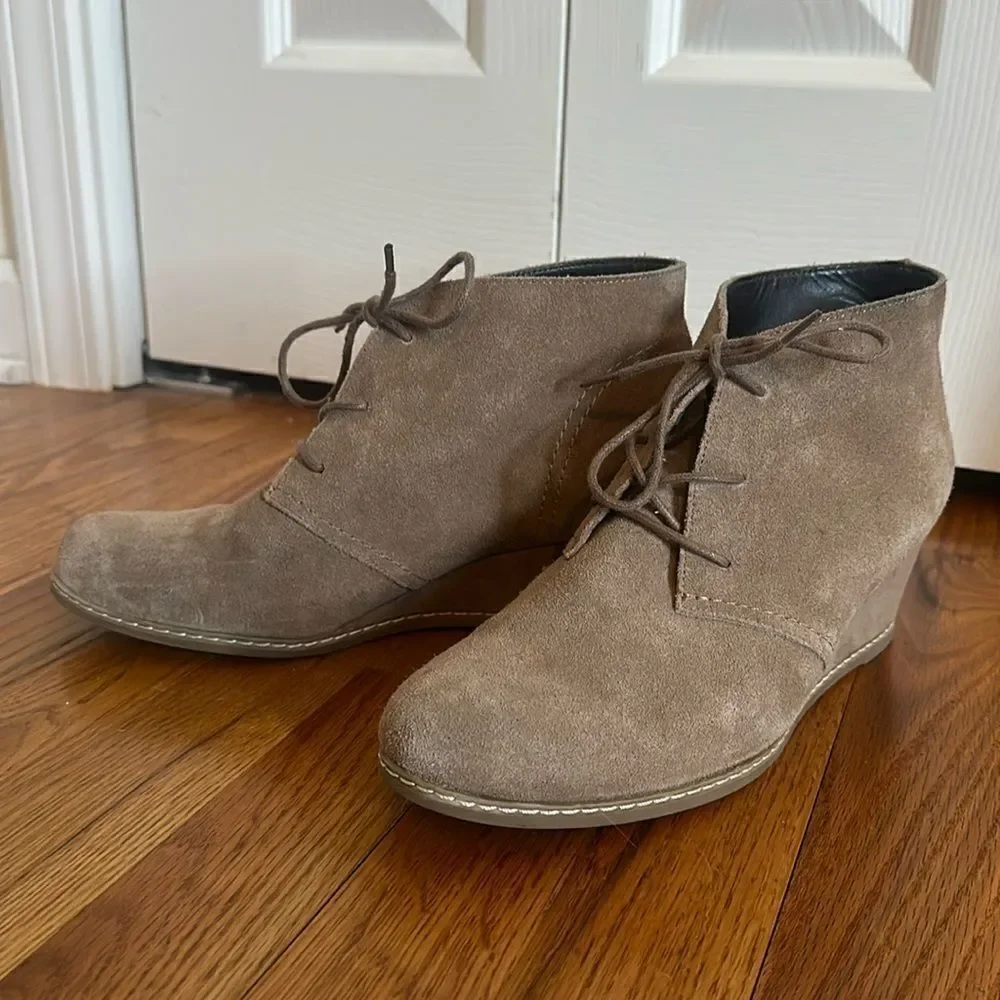 Bjorndal Womens Rachel Wedge Heel Chukka Bootie Shoes Booties Taupe 8.5